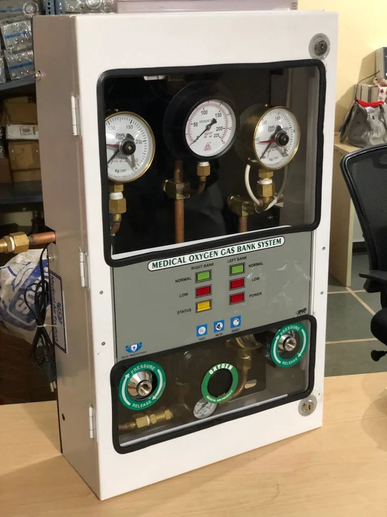 Medical Oxygen Gas Bank System with pressure gauges and dual bank indicators by Zenlocare